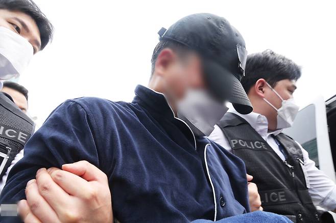 부모와 처자식 등 일가족 5명을 살해한 혐의로 구속기로에 놓인 50대 가장 A씨가 4월17일 구속 전 피의자 심문(영장실질심사)에 출석하기 위해 경기 용인동부경찰서 유치장을 나서는 모습 ⓒ연합뉴스