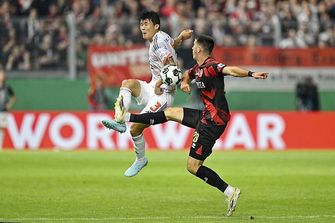 바이에른 뮌헨 김민재(왼쪽)가 28일(한국시간) 브리타 아레나에서 열린 3부 비스바덴과 2025~2026 독일축구협회(DFB) 포칼(독일컵) 1라운드 원정경기에서 상대 공격수와 볼다툼을 하고 있다. 비스바덴(독일)｜AP뉴시스