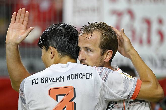 바이에른 뮌헨 김민재(3번)가 28일(한국시간) 브리타 아레나에서 열린 비스바덴과 DFB포칼 1라운드 원정경기에서 후반 추가시간 결승골을 넣은 해리 케인을 끌어안으며 축하하고 있다. 비스바덴(독일)｜AP뉴시스