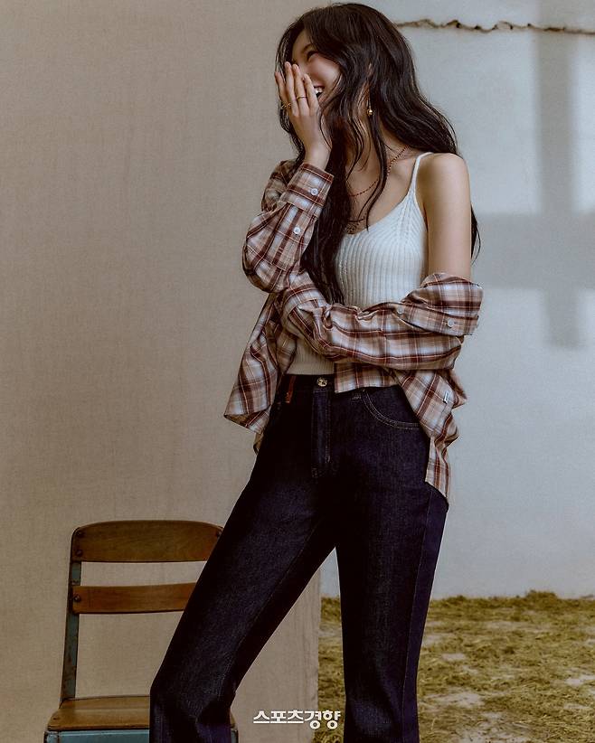 가을 시즌 화보를 촬영한 수지. 게스 제공