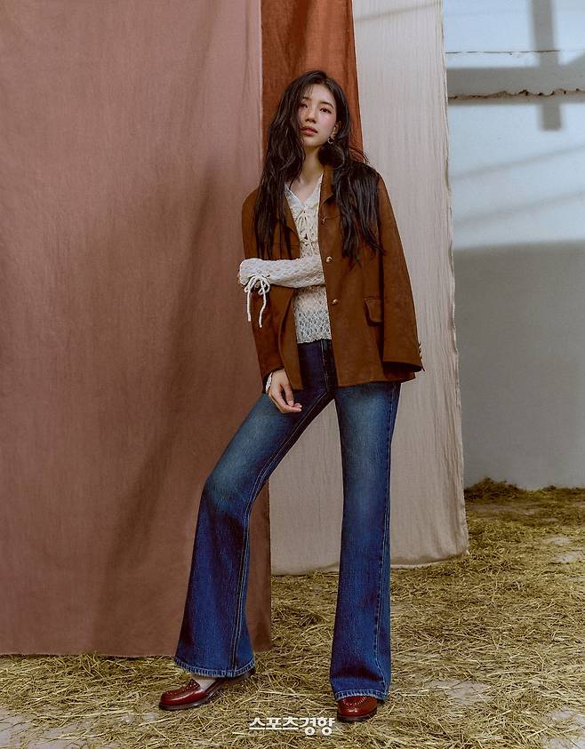 가을 시즌 화보를 촬영한 수지. 게스 제공