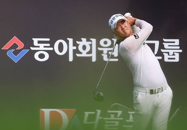 허인회가 28일 경기 광주시 강남300 컨트리클럽에서 열린 KPGA 투어 동아회원권그룹 오픈 1라운드 14번 홀에서 티샷을 하고 있다. KPGA 제공