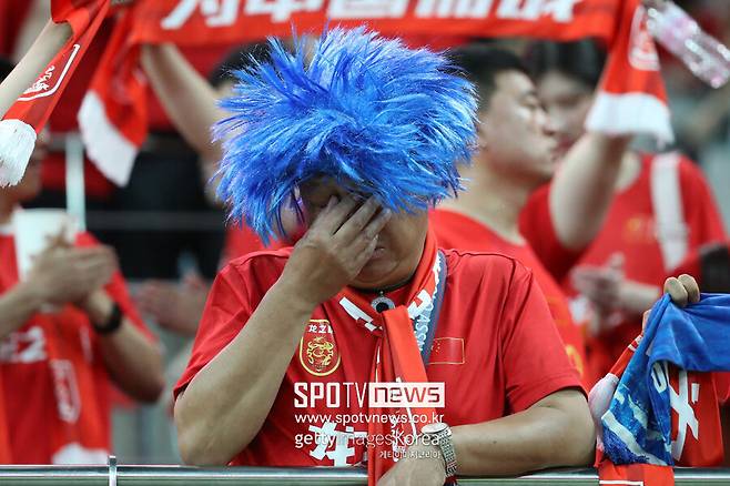 ▲ 중국 축구는 세계 무대 근처에 도달하지 못하는 현실을 재확인했다. 2026 국제축구연맹(FIFA) 북중미 월드컵 아시아지역 3차예선에서 일찍부터 길을 잃은 탓에 탈락했다. 6개국 중 4위까지만 들어도 본선 진출을 위한 생존 싸움을 계속 이어갈 수 있었는데, 중국은 한 수 아래로 여기던 인도네시아에도 밀리며 조 5위에 머물렀다.