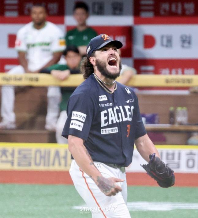 한화 외국인 투수 코디 폰세가 지난 7월 고척 키움전에서 포효하고 있다. /사진=강영조 선임기자