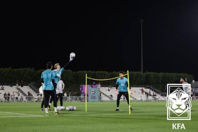 지난 2022년 카타르 월드컵 당시 훈련 중인 골키퍼들. /사진=대한축구협회 제공