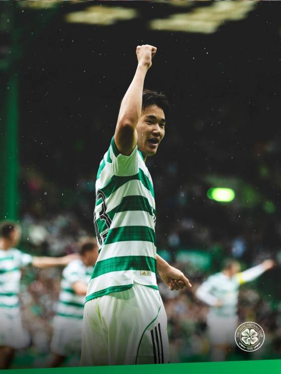 뉴캐슬 유나이티드전에서 득점을 터트린 양현준이 오른팔을 번쩍 들어보이고 있다. /사진=셀틱 공식 사회관계망서비스(SNS)