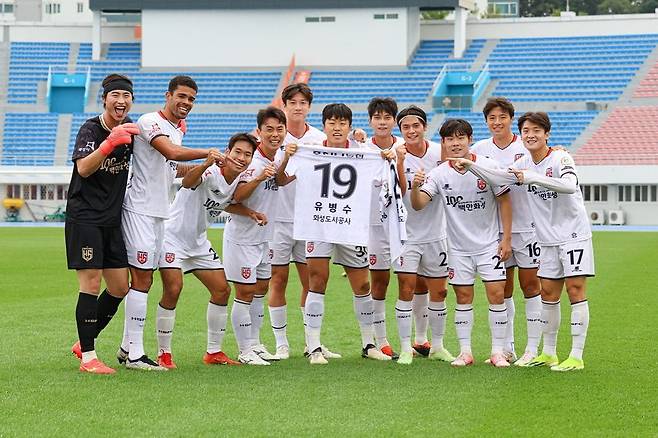 유병수의 투병 소식을 듣고 그를 응원하는 세리머니를 펼친 화성FC 선수들. /사진=유병수 SNS 캡처
