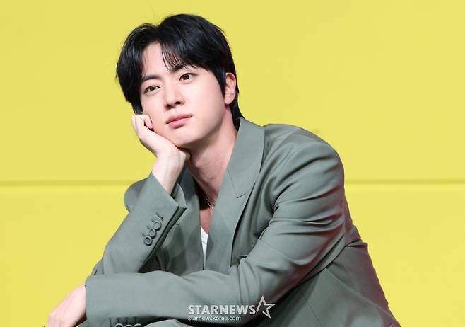 (서울=뉴스1) 권현진 기자 = 방탄소년단(BTS) 진이 2025년 4월 15일 서울 종로구 JW메리어트 동대문 스퀘어 서울에서 열린 넷플릭스 새 예능 '대환장 기안장' 기자간담회에서 포즈를 취하고 있다.  '대환장 기안장'은 기안적 낭만이 가득한 울릉도 기안장에서 기안84와 서포트 멤버 방탄소년단 진, 배우 지예은이 숙박객들과 펼치는 기상천외한 신개념 민박 버라이어티다. 2025.4.15/뉴스1  Copyright (C) 뉴스1. All rights reserved. 무단 전재 및 재배포,  AI학습 이용 금지. /사진=(서울=뉴스1) 권현진 기자