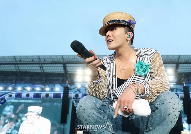 (인천=뉴스1) 권현진 기자 = 빅뱅 지드래곤이 2025년 6월 28일 오후 인천 서구 인천아시아드 주경기장에서 열린 '싸이 흠뻑쇼 SUMMER SWAG 2025 - 인천'에 깜짝 게스트로 등장해 화려한 무대를 선보이고 있다. 2025.6.28/뉴스1  Copyright (C) 뉴스1. All rights reserved. 무단 전재 및 재배포,  AI학습 이용 금지. /사진=(인천=뉴스1) 권현진 기자