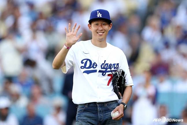 시구를 앞두고 인사를 하고 있는 손흥민. /AFPBBNews=뉴스1