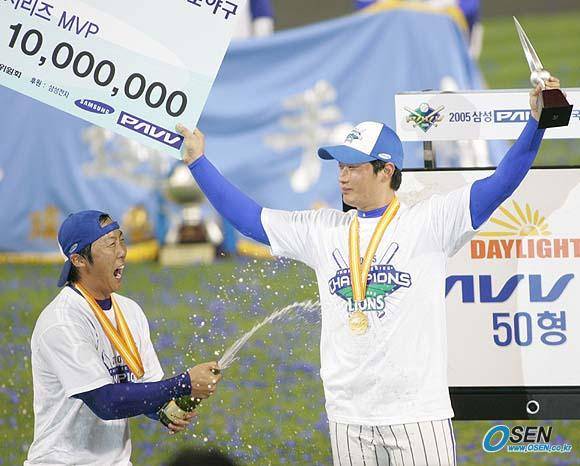 삼성 오승환(오른쪽)이 2005년 한국시리즈 MVP를 수상하고 있다.