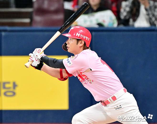 KIA 타이거즈 외야수 박정우가 27일 자신의 사회관계망서비스(SNS)를 통해 사과문을 게재했다. 21일 키움 히어로즈전이 끝난 뒤 한 팬과 SNS에서 언쟁을 벌였으며, 해당 팬의 개인 정보가 노출되면서 논란은 더 커졌다. KIA 구단은 박정우와 면담을 진행한 뒤 23일 박정우를 1군 엔트리에서 제외했다. 박정우는 당분간 자숙의 시간을 가질 예정이다. 엑스포츠뉴스 DB