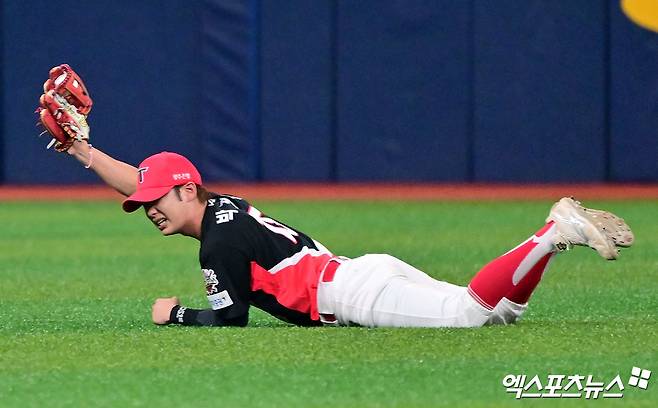 KIA 타이거즈 외야수 박정우가 27일 자신의 사회관계망서비스(SNS)를 통해 사과문을 게재했다. 21일 키움 히어로즈전이 끝난 뒤 한 팬과 SNS에서 언쟁을 벌였으며, 해당 팬의 개인 정보가 노출되면서 논란은 더 커졌다. KIA 구단은 박정우와 면담을 진행한 뒤 23일 박정우를 1군 엔트리에서 제외했다. 박정우는 당분간 자숙의 시간을 가질 예정이다. 엑스포츠뉴스 DB