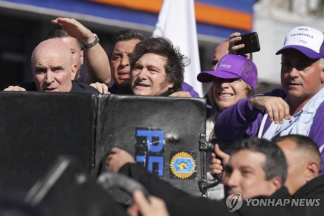 27일(현지시간) 총선 유세 지원 나선 아르헨티나 밀레이 대통령(가운데) [로마스데사모라 AP=연합뉴스. 재판매 및 DB 금지]
