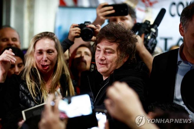 밀레이 아르헨티나 대통령과 여동생 카리나 비서실장 [로이터 연합뉴스 자료사진. 재판매 및 DB 금지]