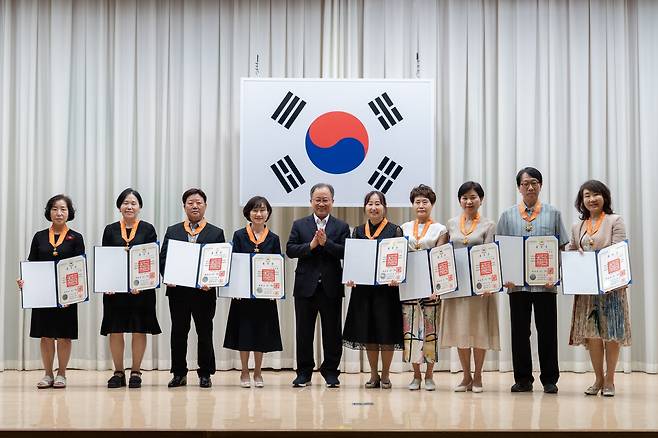 부산교육청, 초·중등 퇴직 교원 정부포상 전수 [부산교육청 제공]