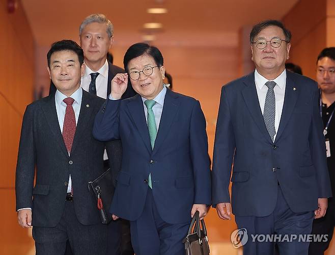 중국 특사단 이끈 박병석 전 국회의장(앞줄 가운데) [연합뉴스 자료사진. 재판매 및 DB 금지]