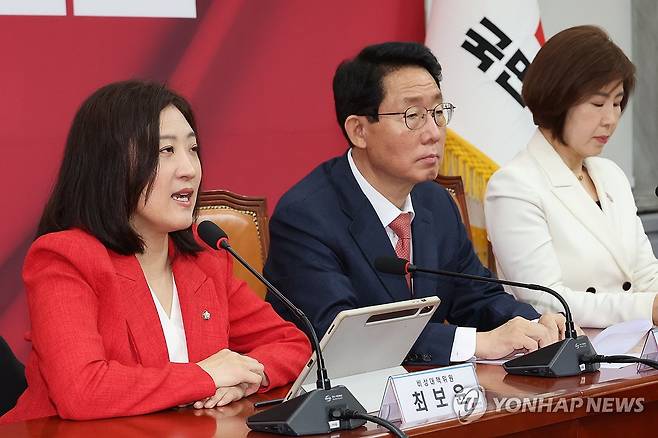 국민의힘 장애인공약 발표 (서울=연합뉴스) 김주성 기자 = 국민의힘 김상훈 정책위의장(가운데), 김미애 보건복지위 간사(오른쪽), 최보윤 비상대책위원이 18일 서울 여의도 국회에서 공약기획단의 장애인 공약을 발표하고 있다. 2025.4.18 utzza@yna.co.kr