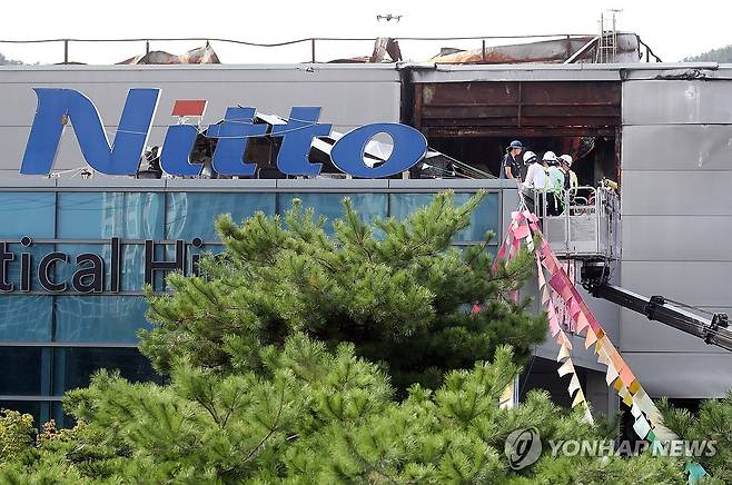 정청래 구미 고공농성장 방문 (구미=연합뉴스) 김현태 기자 = 28일 경북 구미시 한국옵티칼하이테크 공장에서 박정혜 수석부지회장(금속노조 한국옵티칼하이테크지회)이 고용승계를 요구하며 599일째 고공농성을 이어가는 가운데 더불어민주당 정청래 대표가 현장을 찾아 얘기를 나누고 있다. 2025.8.28 mtkht@yna.co.kr