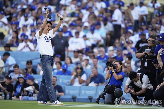 27일(현지시간) LA 다저스 홈경기서 시구 후 두 손을 흔들어 인사하는 손흥민  [AP=연합뉴스. 재판매 및 DB 금지]