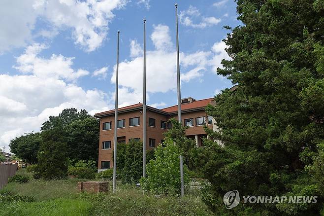 수풀 무성한 반환미군기지 (의정부=연합뉴스) 임병식 기자 = 1일 오후 경기도 의정부시 반환미군기지 캠프 레드클라우드(CRC)에 수풀이 무성히 자라 있다. 
    이재명 대통령은 이날 국무회의에서 국방부에 경기북부지역 미군 반환 공여지 처리 방안 검토를 지시했다. 2025.7.1 andphotodo@yna.co.kr