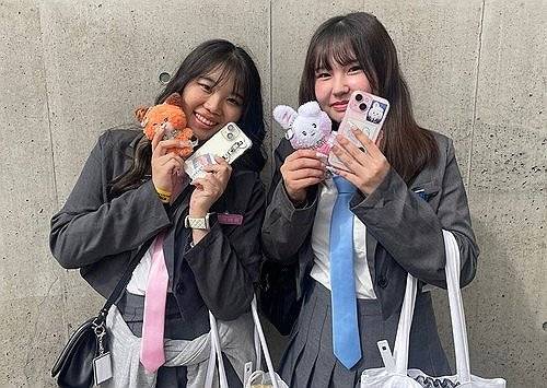 케이콘 재팬 찾은 일본인들 (도쿄=연합뉴스) 김지수 통신원 = 지난 9일 일본 지바현 마쿠하리 멧세에서 열린 케이콘 재팬을 찾은 사사지마 나오(왼쪽) 씨와 고바야시 사야 씨가 굿즈를 들어 보이고 있다. 2025.5.12 jisoo8325@yna.co.kr