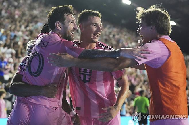 텔라스코 세고비아의 골에 기뻐하는 메시(왼쪽) 등 인터 마이애미 선수들 [AP=연합뉴스]