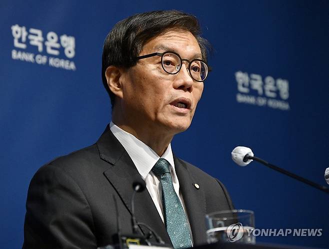 기자간담회 갖는 이창용 한은 총재 (서울=연합뉴스) 이창용 한국은행 총재가 28일 서울 중구 한국은행에서 열린 금융통화위원회를 마친 후 기자간담회를 하고 있다. 2025.8.28 [사진공동취재단] photo@yna.co.kr
