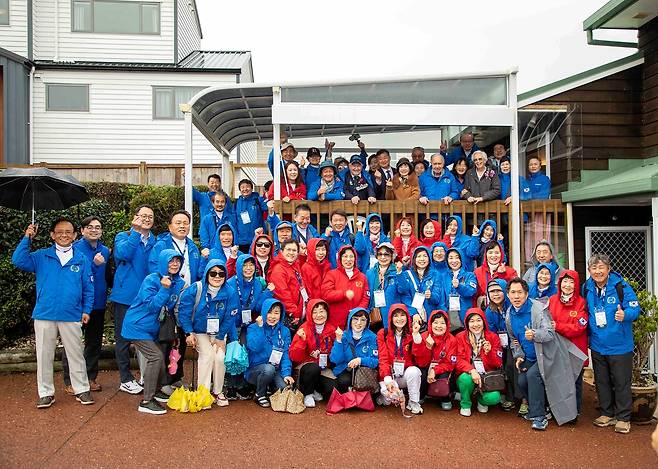 한국전 참전용사 위한 공연 후 포즈 취한 '청춘합창단' 단원들 (서울=연합뉴스) 지난해 7월 뉴질랜드 오클랜드에서 열린 2024 세계합창대회에 참가해 현지 참전군인을 만나 가정음악회를 가진 후 합창단원들이 기념촬영을 하고 있다. [청춘합창단 제공]