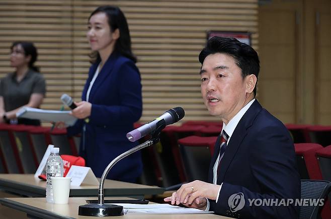 기자간담회 하는 강훈식 대통령비서실장 (서울=연합뉴스) 한상균 기자 = 강훈식 비서실장이 28일 용산 대통령실에서 한미 정상회담 결과 등을 설명하는 기자간담회를 하고 있다. 왼쪽은 전은수 부대변인. 2025.8.28 xyz@yna.co.kr