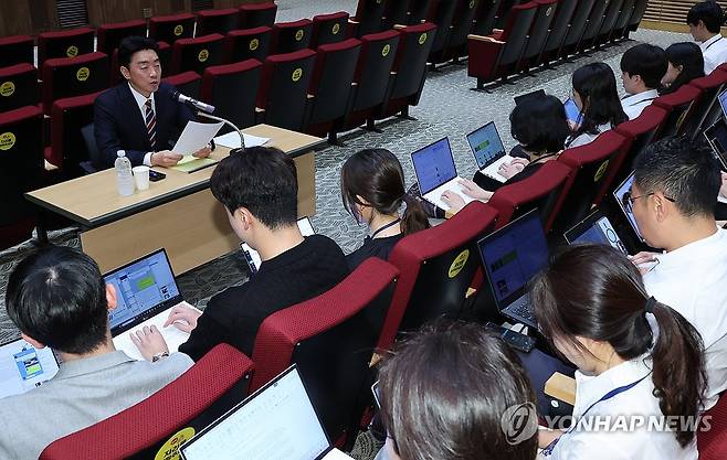 강훈식 비서실장 기자간담회 (서울=연합뉴스) 한상균 기자 = 강훈식 비서실장이 28일 용산 대통령실에서 한미 정상회담 결과 등을 설명하는 기자간담회를 하고 있다. 2025.8.28 xyz@yna.co.kr