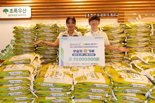 사랑의 쌀 전달 행사에 참석한 스롱 피아비-모리 유스케(왼쪽부터) [PBA 제공. 재판매 및 DB 금지]