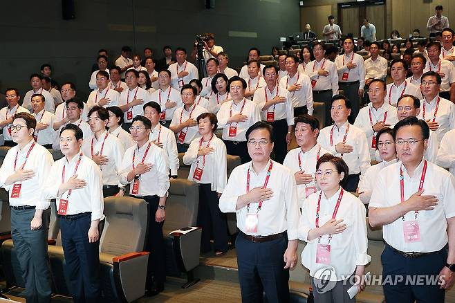 국기에 경례하는 국민의힘 의원들 (인천=연합뉴스) 박동주 기자 = 국민의힘 장동혁 대표와 송언석 원내대표가 28일 인천국제공항공사 항공교육원에서 열린 2025 국민의힘 국회의원 연찬회에서 국기에 경례하고 있다. 2025.8.28 pdj6635@yna.co.kr
