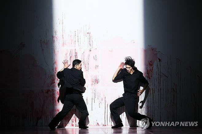 김성훈 on Sync Next 25 'Pink' 언론공개 및 기자간담회 (서울=연합뉴스) 류효림 기자 = 28일 서울 종로구 세종문화회관 S시어터에서 열린 김성훈 on Sync Next 25 'Pink' 언론공개 및 기자간담회에서 출연진이 주요 장면을 시연하고 있다. 2025.8.28 ryousanta@yna.co.kr