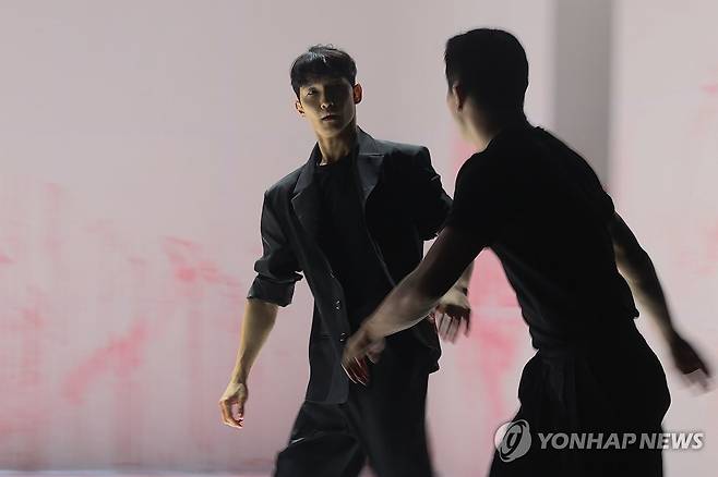 김성훈 on Sync Next 25 'Pink' 언론공개 및 기자간담회 (서울=연합뉴스) 류효림 기자 = 28일 서울 종로구 세종문화회관 S시어터에서 열린 김성훈 on Sync Next 25 'Pink' 언론공개 및 기자간담회에서 출연진이 주요 장면을 시연하고 있다. 2025.8.28 ryousanta@yna.co.kr