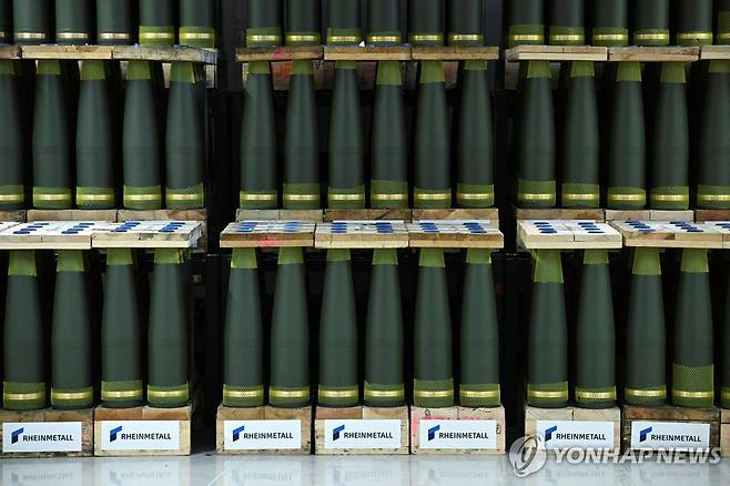 한 탄약 제조사에 비축된 포탄 [로이터=연합뉴스 자료사진. 재판매 및 DB 금지]