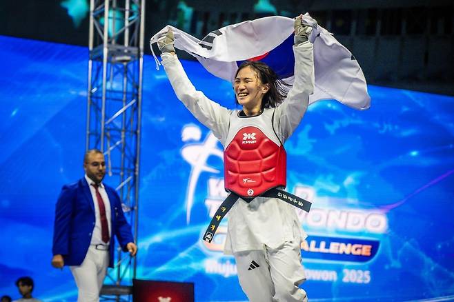 그랑프리 챌린지에서 우승한 이예지 태권도 기대주 이예지가 28일 전북 무주 태권도원에서 열린 무주 태권도원 2025 월드태권도 그랑프리 챌린지 여자 49㎏급 결승에서 알리사 안겔로바를 꺾고 우승한 뒤 태극기 세리머니를 펼치고 있다. [태권도진흥재단 제공. 재배포 및 DB 금지]