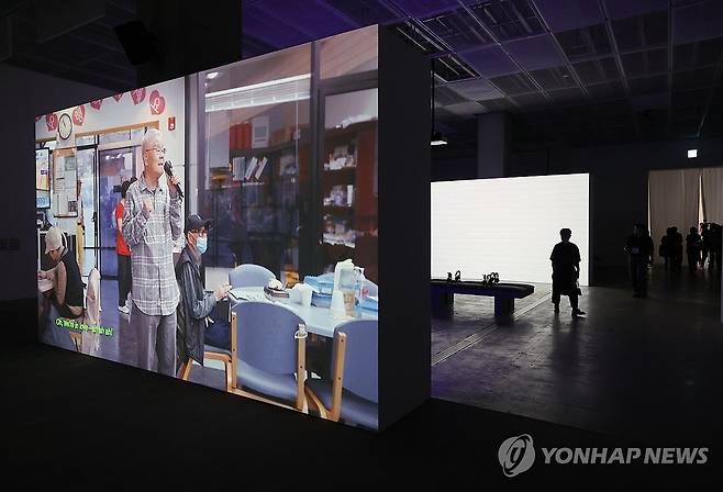 '올해의 작가상 2025' 김영은의 작품 (서울=연합뉴스) 이재희 기자 = 28일 서울 종로구 국립현대미술관 서울관에서 열린 '올해의 작가상 2025' 전시에서 취재진이 김영은 작가의 작품을 살펴보고 있다. 국립현대미술관과 SBS문화재단이 공동주최한 이 전시는 다음 해 2월 1일까지 열린다. 2025.8.28 scape@yna.co.kr