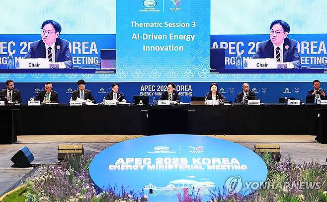APEC 에너지장관회의 (서울=연합뉴스) 김정관 산업통상자원부 장관(의장)이 28일 부산 해운대구 파라다이스호텔에서 열린 APEC 에너지장관회의를 주재하고 있다. 2025.8.28 [산업통상자원부 제공. 재판매 및 DB 금지] photo@yna.co.kr