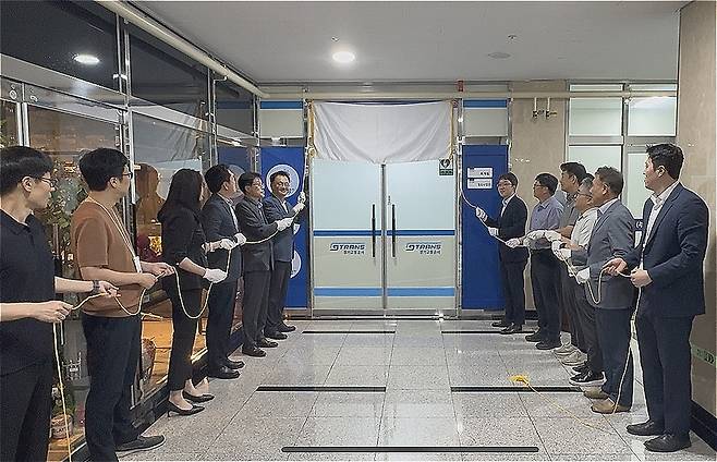 ▲ 경기교통공사가 지난 28일 열린 '철도사업단' 창단식에서 현판 제막식을 진행하고 있다./사진제공=경기교통공사