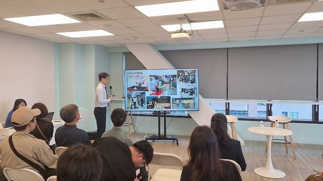 ▲ 알렉스 청 메가베이 창업단지 대표가 메가베이 창업단지에 대해 소개하고 있다. /사진제공=열림협동조합