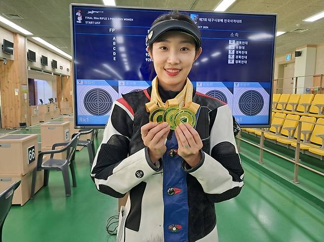 제16회 아시아 사격 선수권대회 50m 소총복사 여일반부 개인전 및 단체전서 우승하며 2관왕에 오른 임하나(화성시청). 사진은 국내대회 시상식후 모습. 사진=화성시청