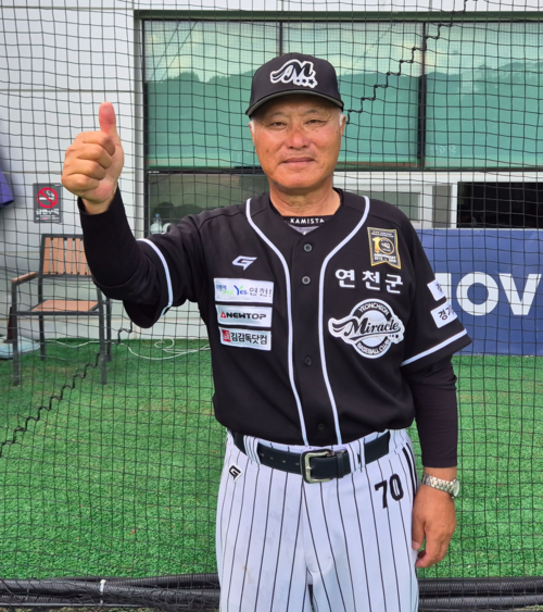 29일 광주 팀업캠퍼스 1구장서 진행된 챔피언결정전서 통합우승을 확정한 뒤 김인식 감독이 기념사진을 찍고 있다. 이건우기자