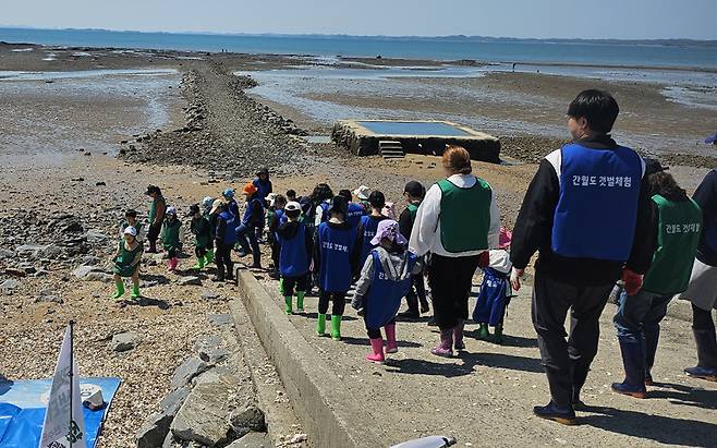 천수만 바지락 캐기 체험 모습&nbsp; *지난 4월