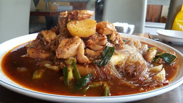 통닭이 프라이드치킨으로 진화할 때 가장 주목을 받은 건 대구식 닭도리탕이다. 훗날 그것에 영향받은 안동찜닭과 간장조림닭의 절충된 형태를 만든 건