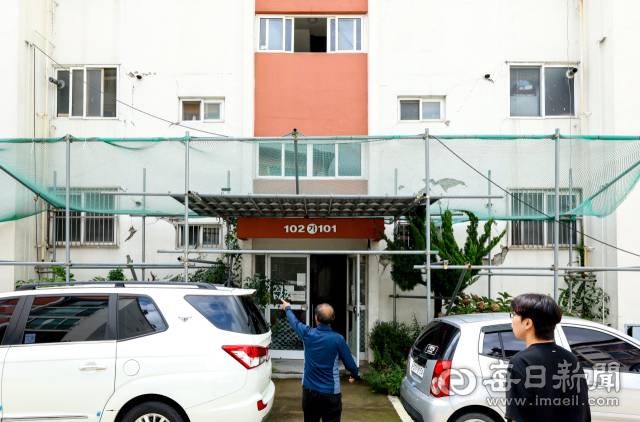 2017년 포항 지진의 여파로 흥해읍의 한 아파트 건물 곳곳에 갈라짐 현상과 붕괴 조짐이 나타나고 있다. 지난 13일 해당 아파트에서 만난 주민 윤성일(76) 씨가 지진 피해 흔적을 가리키며 취재진에게 관련 내용을 설명하고 있다. 안성완 기자 asw0727@imaeil.com