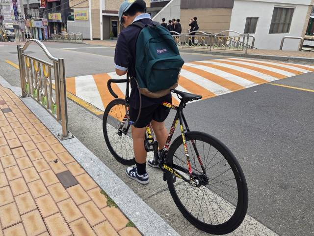 지난 26일 한 중학생이 하교시간대 픽시 자전거에 타고 있는 모습. 브레이크를 모두 제거한 상태지만, 멀리서는 일반 자전거와 구분하기 쉽지 않다. 김유진 기자