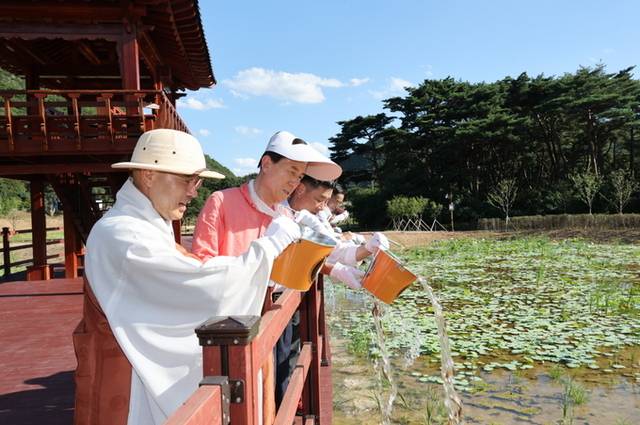 ▲ 29일 북구 송라면 중산리에 조성한 '내연산보경사시립공원 자연학습장'식에서 미꾸라지 방류를 하고 있다.