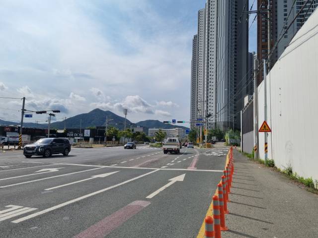 김해 장유 신문초 학생들 통학로가 될 왕복 6차선 대로. 학교와 공동주택단지를 연결할 육교 공사가 지연돼 통학 안전이 우려된다.