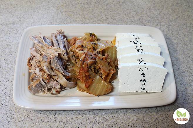 돼지고기 김치찜과 손두부